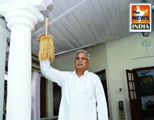  मुख्यमंत्री ने दीपावली की सांस्कृतिक परंपरा के अनुरूप आज धनतेरस पर अपने निवास पर धान की झालर बांधने की रस्म की पूरी
