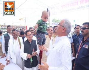  मुख्यमंत्री श्री बघेल ने चारामा में आयोजित लोकार्पण और भूमिपूजन कार्यक्रम के मौके पर स्टॉलो का किया अवलोकन