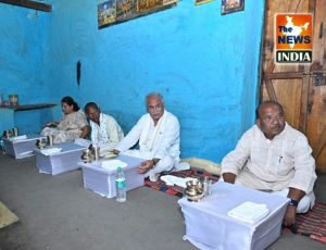 मुख्यमंत्री श्री भूपेश बघेल ने किसान ईश्वर लाल के घर में किया भोजन