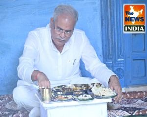  मुख्यमंत्री श्री भूपेश बघेल ने सुकुल दैहान के किसान श्री लिल्लू दास खरे के घर आत्मीय भाव से किया भोजन