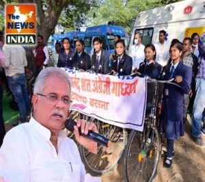 मुख्यमंत्री द्वारा स्वामी आत्मानंद स्कूल बसना के छात्राओं को सरस्वती साइकिल योजना के तहत साइकिल का वितरण किया गया