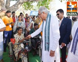  मुख्यमंत्री भूपेश बघेल ने दिव्यांश हितग्राहियों को मोटराइड ट्राई साइकिल का किया वितरण