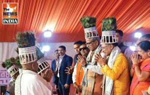  रामनामी समुदाय के प्रतिनिधियों ने मुख्यमंत्री श्री विष्णु देव साय को अपना परंपरागत मोर मुकुट पहनाकर अभिनंदन किया