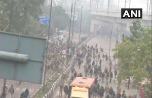  CAA: द‍िल्‍ली के सीलमपुर में आगजनी, बच्चों की बस पर पथराव