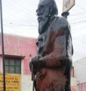  तमिलनाडु में अज्ञात लोगों ने पेरियार की मूर्ति पर चढ़ा दिया भगवा रंग, एमडीएमके वर्कर्स का विरोध-प्रदर्शन