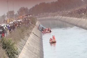  दर्दनाक हादसा : मध्य प्रदेश में नहर में गिरी 54 यात्रियों की बस, 38 की मौत; 9 लापता