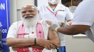  प्रधानमंत्री नरेंद्र मोदी ने लगवाई कोरोना वैक्‍सीन की पहली खुराक ले ली