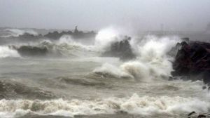  महामारी के बीच तूफान ताउते का तांडव: मुंबई से 175 किमी दूर भारतीय जहाज डूबा, नौसेना ने 146 की बचाई जान, 130 लोग लापता