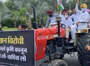  किसान आंदोलन के समर्थन में राहुल गांधी, ट्रैक्टर से पहुंचे विजय चौक