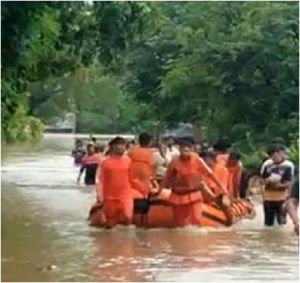 बाढ़ से बेकाबू हुए गुजरात की हालात अब तक 61 की मौत...