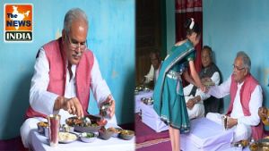 मुख्यमंत्री मुख्यमंत्री श्री भूपेश बघेल ने आदिवासी किसान श्री राजेश सिदार के घर भोजन किया