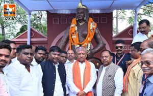  मुख्यमंत्री श्री विष्णु देव साय राजधानी रायपुर के केनाल लिंक रोड स्थित वीरांगना रानी दुर्गावती की प्रतिमा पर माल्यार्पण कर उन्हें नमन किया